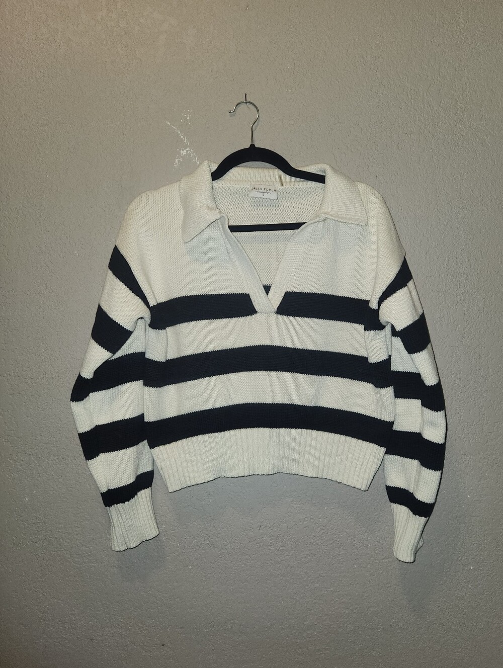 Dress Forum LA Cream Black Long Sleeve Knit Vneck Sweater W Collar | Small